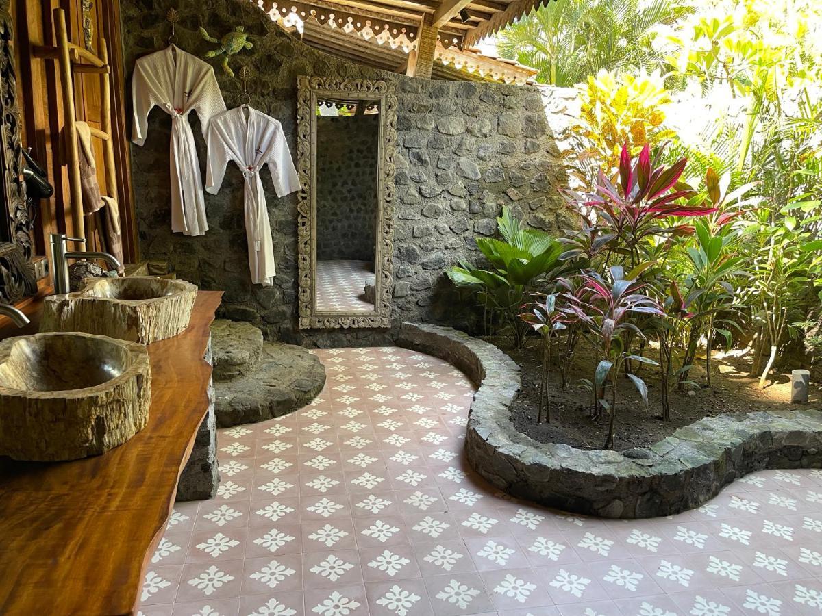 Louka Beach Bali Tianyar Exteriör bild